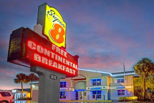 Super 8 by Wyndham Kissimmee image 4